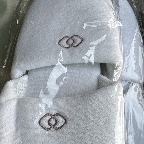 New Sofitel hotel White Slippers Set of Four - Picture 2 of 3